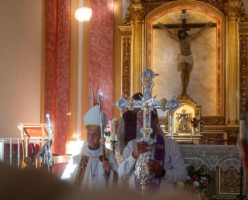 Bellido acompaña al pueblo de Ciruelas en la bendición de su renovada ermita