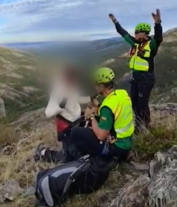 El GREIM rescata a dos jóvenes en el Puerto de la Quesera