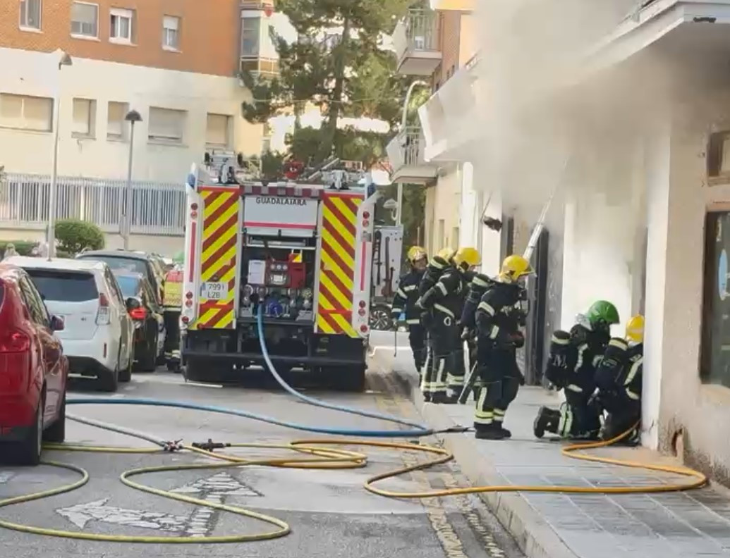 Desalojan un bloque de viviendas en la calle Sigüenza por el incendio en un almacén