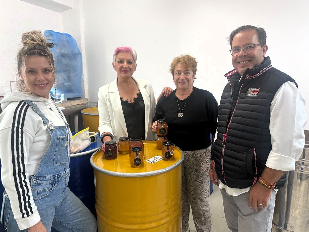 La delegada de la Junta en Guadalajara, Rosa María García, acompañada por la delegada provincial de Igualdad, Laura Gil, han visitado a la galardonada en las instalaciones de su empresa en Pioz. // Imagen: JCCM