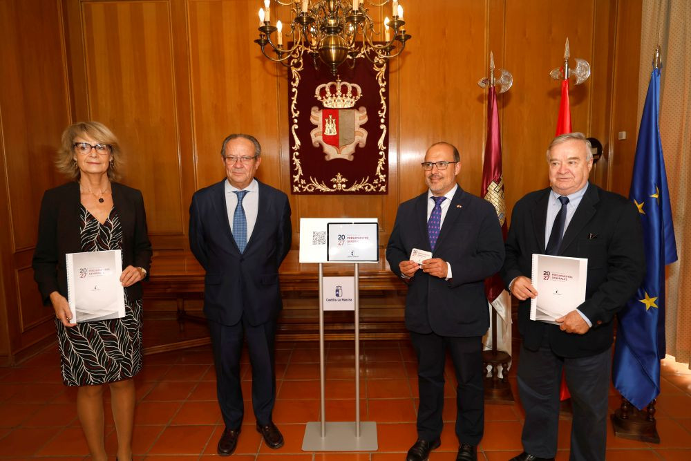 El consejero de Hacienda ha entregado una copia del documento al presidente de las Cortes Regionales, Pablo Bellido//Imagem: Cortes CLM..