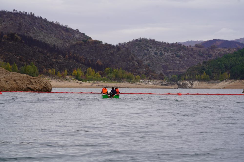 Barrera de contención en el embalse de Beleña.// Imagen: CHT