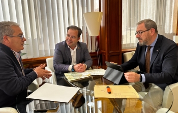 El delegado de la Junta recibe al alcalde de Pozo de Guadalajara para tratar el asunto de la depuración de aguas 