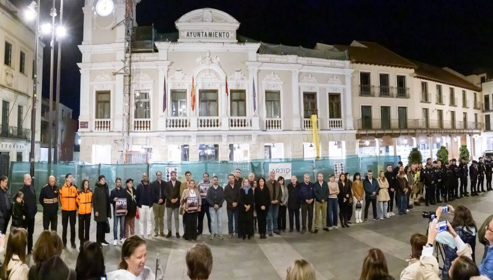 Cientos de personas se suman en Guadalajara al minuto de silencio por las víctimas del accidente ferroviario