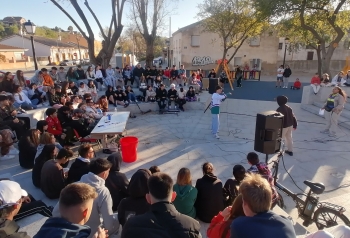 La juventud de Villanueva de la Torre disfruta con una nueva edición del festival de deporte y cultura urbana Urban Fest