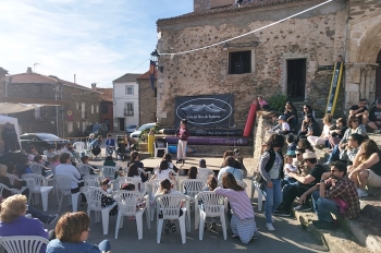 Bustares celebra con éxito su tercera Feria del Libro