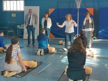 La Asociación Críticos y Emergencias enseña a salvar vidas en los institutos de Guadalajara