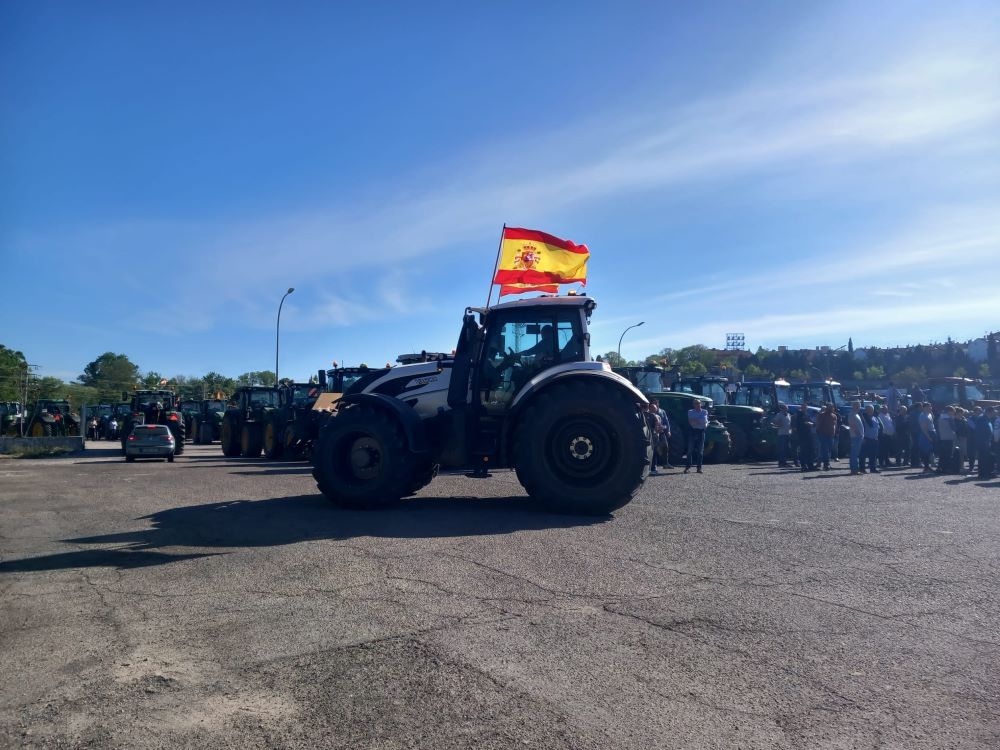 Cerca de 200 tractores se han concentrado en el campo de fútbol Pedro Escartín y han recorrido las calles de la ciudad.