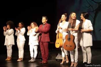 El cantante Juan Valderrama se sube esta noche al escenario del Teatro Auditorio Buero Vallejo con ‘Mujeres de carne y verso’