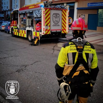 Un incendio en el barrio de la Amistad deja un herido grave y seis por inhalación de humo, cuatro de ellos, policías
