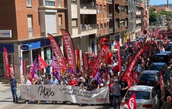 Un millar de personas sale a la calle el Primero de Mayo bajo el lema "Subir salarios, bajar precios y repartir beneficios"