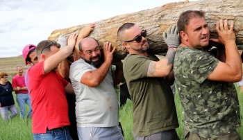 Fuentenovilla ya luce su impresionante mayo en la Plaza de la Iglesia 