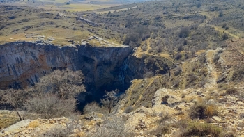 Los bomberos del CEIS Guadalajara rescatan a una mujer en la cascada del Gollorio