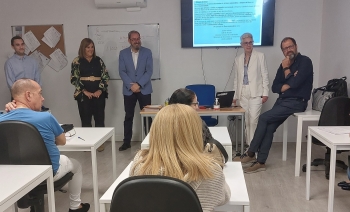 El delegado de la Junta destaca la valía profesional de las personas de más de 50 años y valora lo mucho que pueden aportar a las empresas