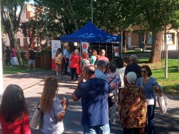 La campaña "Olé mi madre" de Acepa en Azuqueca de Henares reparte más de un millar de flores