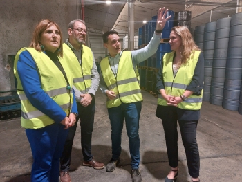 Robles visita la planta de reutilización y reciclaje de envases industriales de GIE en el polígono del Henares