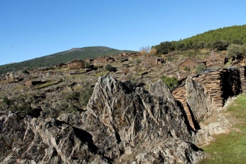 Arquitectura y paisaje se confunden en los pueblos negros de Guadalajara