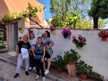 Remedios Iruela, premio a la mejor fachada floral de Cogolludo en 2023