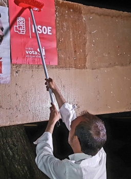 La tradicional pegada de carteles da el pistoletazo de salida a la campaña electoral