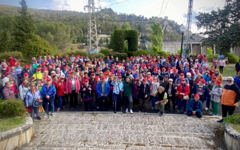Más de 200 personas participan en la ruta senderista del programa "Mayores en Forma" en el entorno de Entrepeñas