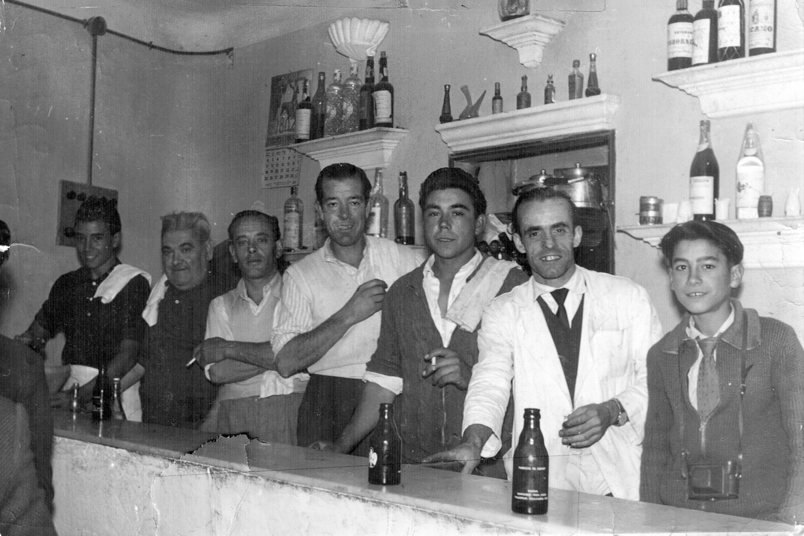 Camareros en una barra de bar en Torija (Guadalajara). 1960. Fondo Los Legados de la Tierra. Archivo de la Imagen de Castilla-La Mancha.