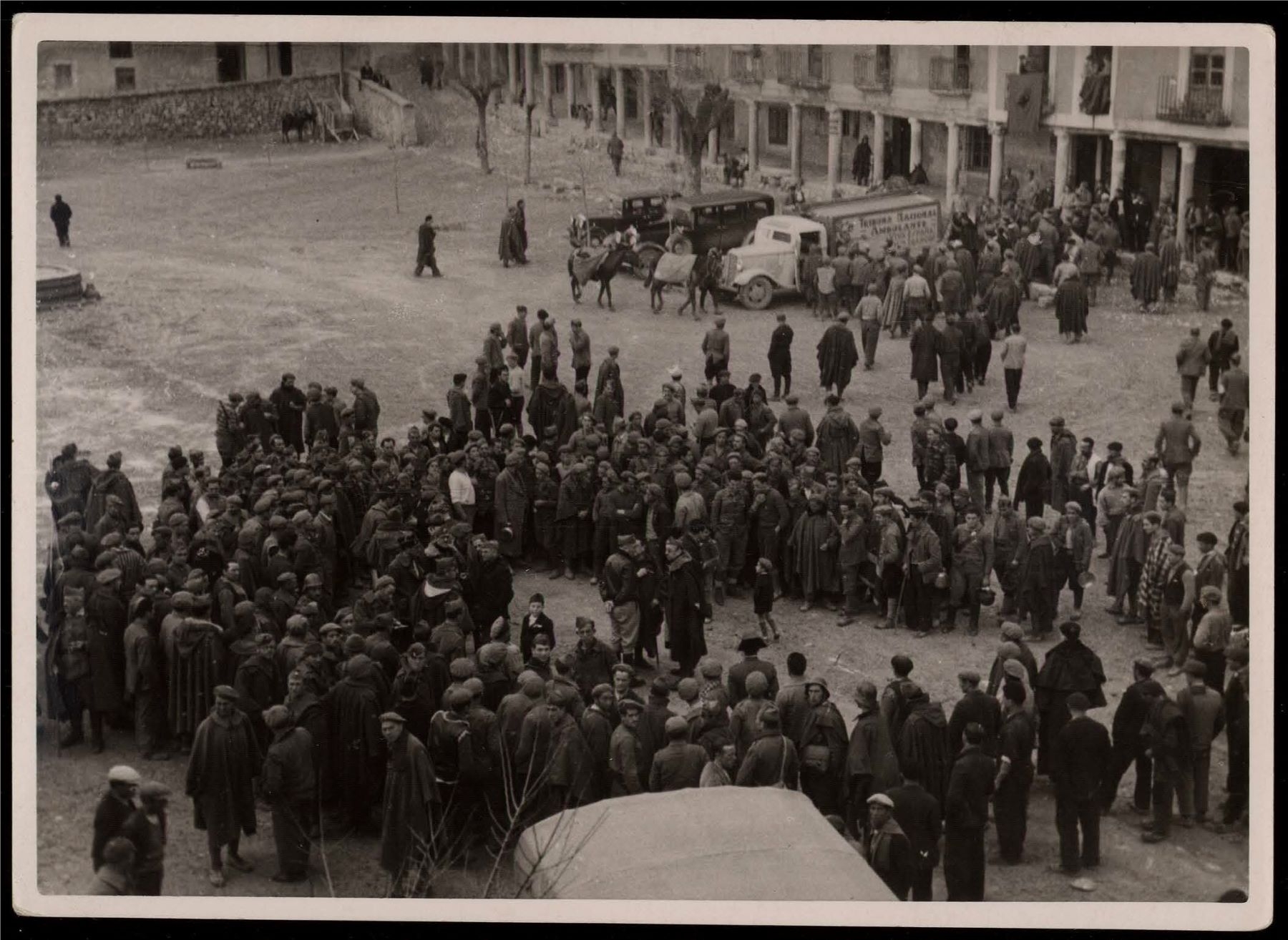Entrada de las tropas del bando sublevado en Cogolludo, 1937. En el pie de foto se lee: «El Gral. Moscardó en la Plaza de Cogolludo»//Imagen: Biblioteca Digital Hispánica GC-CAJA/054/04.