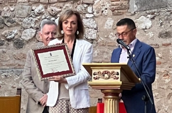 Cristina Morató recibe su diploma como Arcipreste del Año en Hita
