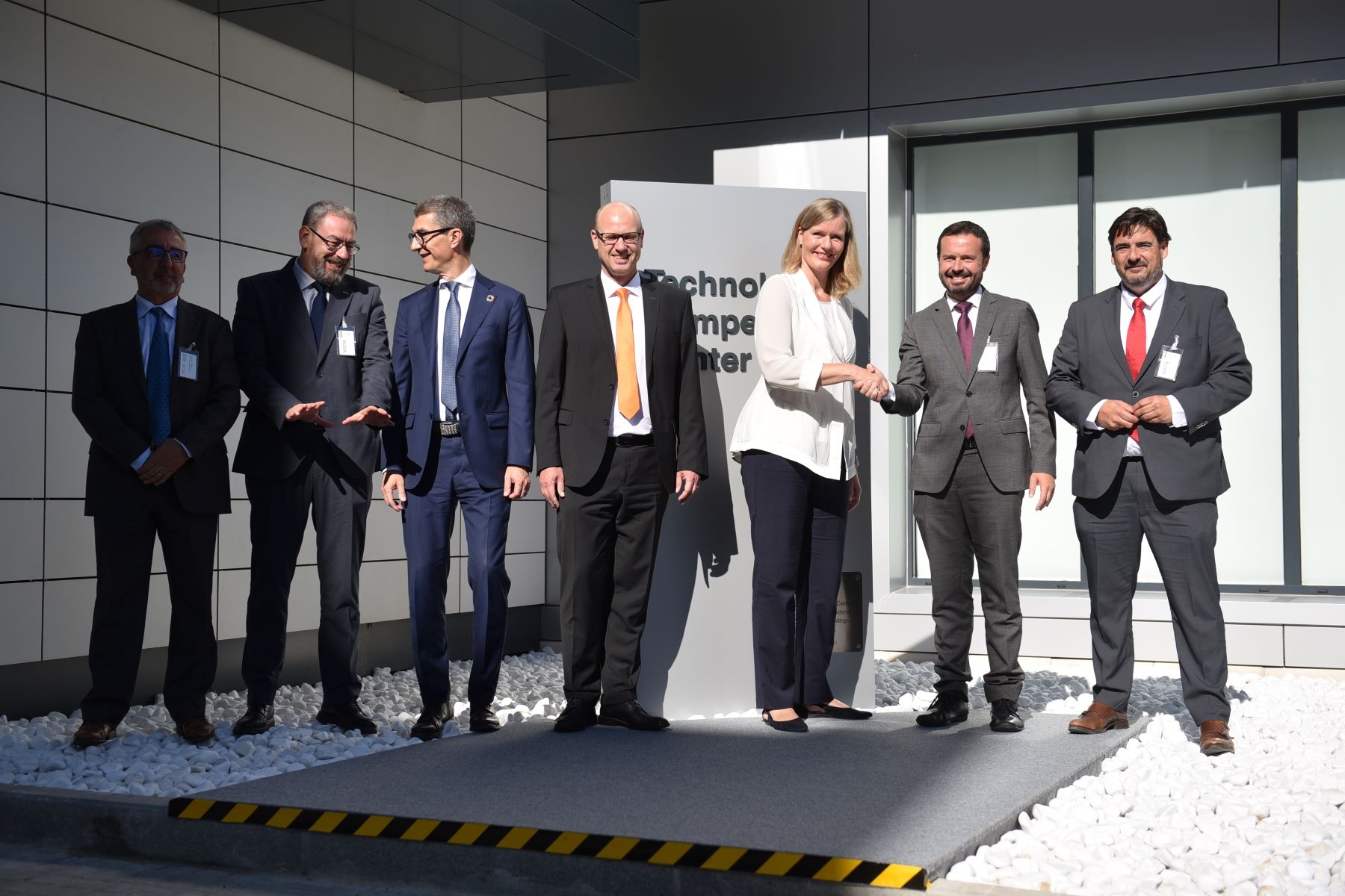 Los responsables de BASF y los representantes políticos, durante la inauguración del Centro//Imagen: BASF. 