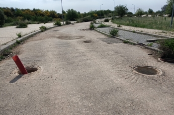 Los vecinos de Valdeluz reclaman una solución para las más de 50 alcantarillas sin tapa en la urbanización