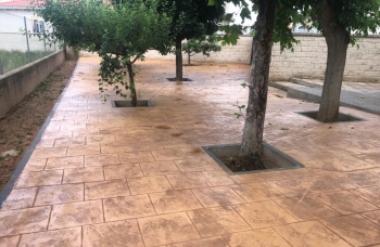 El patio de la vivienda de mayores estrena nuevo pavimento