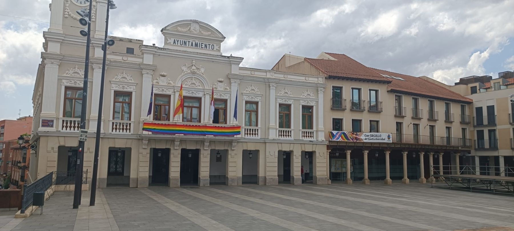 El Ayuntamiento luce la pancarta arcoiris en su balcón principal.