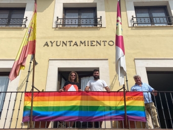 El Ayuntamiento de Tendilla ya luce la bandera LGTBIQ+ en su fachada 