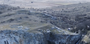 Un motorista sufre un accidente en un barranco en Pelegrina