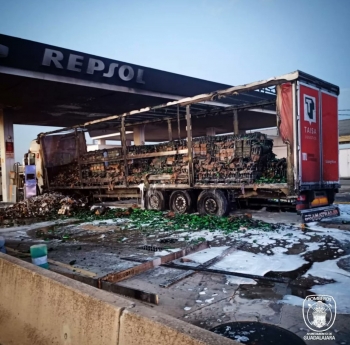 Arde un camión en una gasolinera de la A2