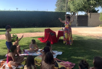 La bibliopiscina de Horche acogió su primer cuentacuentos de la temporada