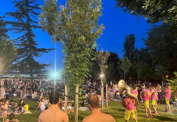 ‘El conejo de la Loles’ reunió a 1.200 personas en la primera sesión del programa ‘Viernes a la luna’