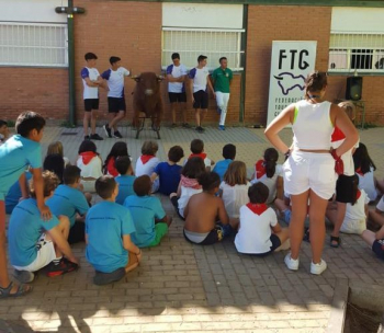 La federación taurina enseña a los niños y niñas de una forma didáctica y divertida las particularidades del toro de lidia