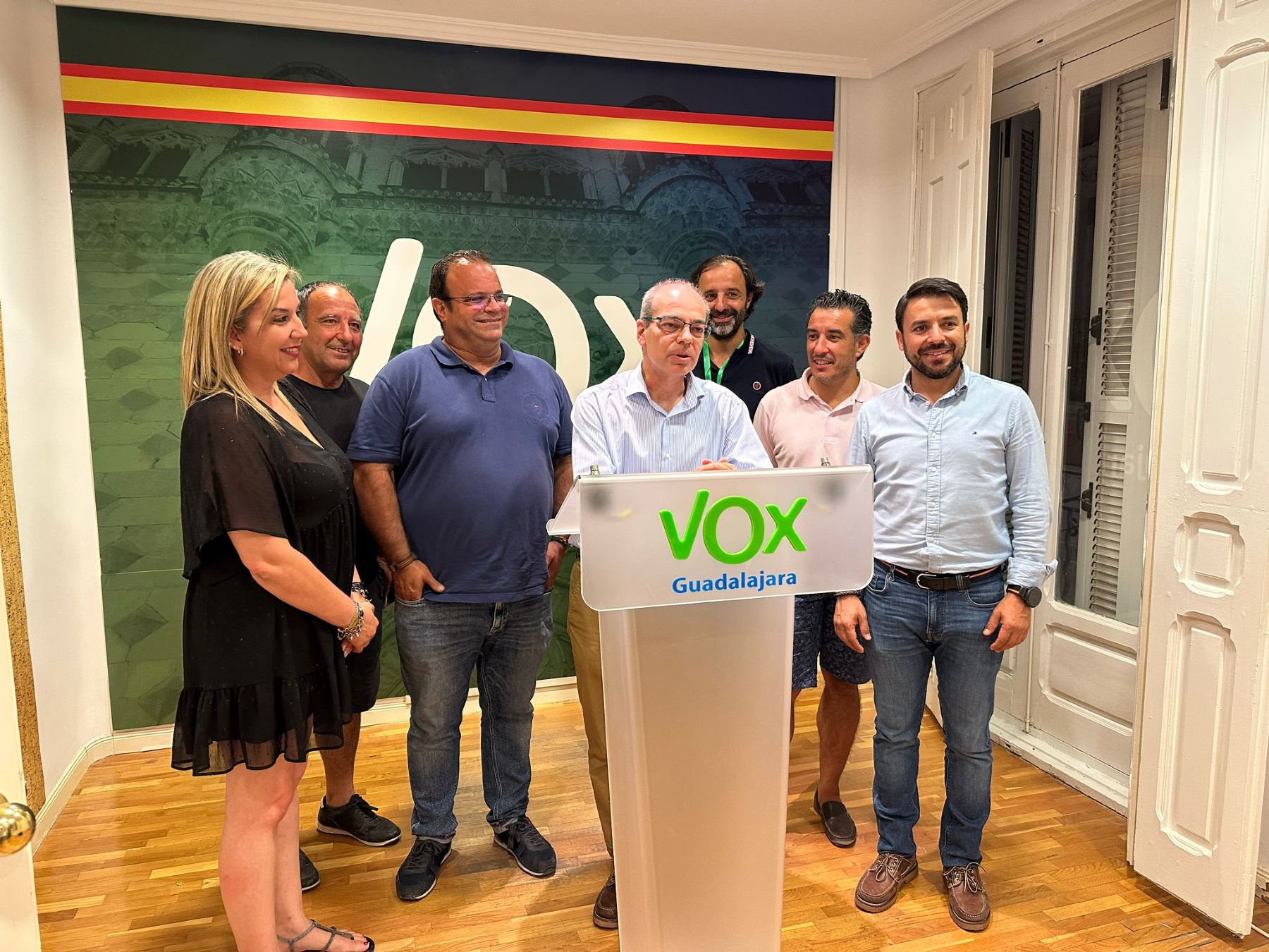El candidato al Senado de Vox, acompañado de responsables de la formación en la provincia//Imagen: Vox Guadalajara.