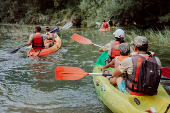 Un total de 400 piragüistas disfrutaron de la fiesta del agua en el X Descenso Popular del Tajo en Trillo