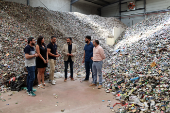 El alcalde de Azuqueca visita la empresa Recuperaciones CyM, pionera en el reciclaje de vitolas de botellas y tapas de frascos 