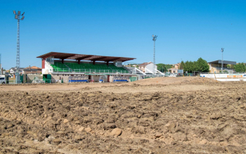 Comienzan las obras de sustitución del césped del campo de fútbol municipal
