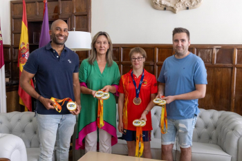 Guarinos recibe en el Ayuntamiento a la nadadora alcarreña Marta Martínez