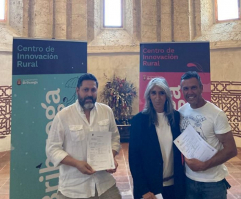 Luis Viejo y el ganadero José Miguel Arroyo Delgado, Joselito, firman en el Castillo de la Peña Bermeja el contrato para el Tradicional Encierro del 16 de agosto 