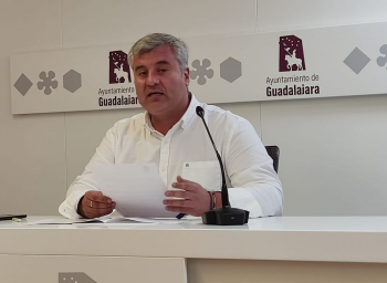 Esteban presenta una modificación presupuestaria de más de 2 millones "para tapar las miserias y agujeros negros" del Gobierno anterior