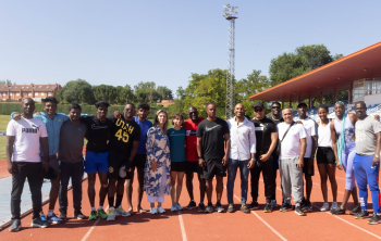 El grupo de atletas internacionales concentrados en Guadalajara reciben la visita de la alcaldesa 