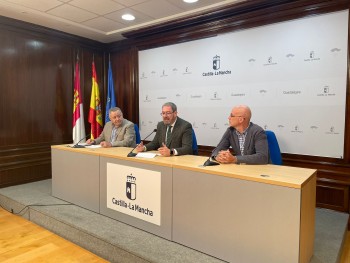 El Delegado de la Junta presenta la exposición ‘Arte y Superación’ de la Asociación de pintores con la boca y con el pie