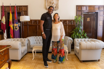 Ana Guarinos recibe a Javier Sotomayor, plusmarquista mundial de salto de altura, junto a la Delegación Cubana de Atletismo