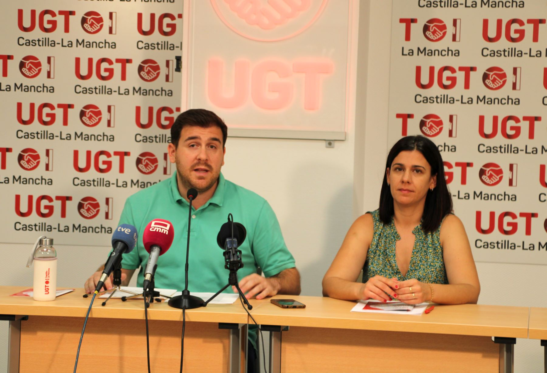 Javier Flores e Irene Ortega, durante la rueda de prensa ofrecida en Toledo//Imagen: UGT CLM.