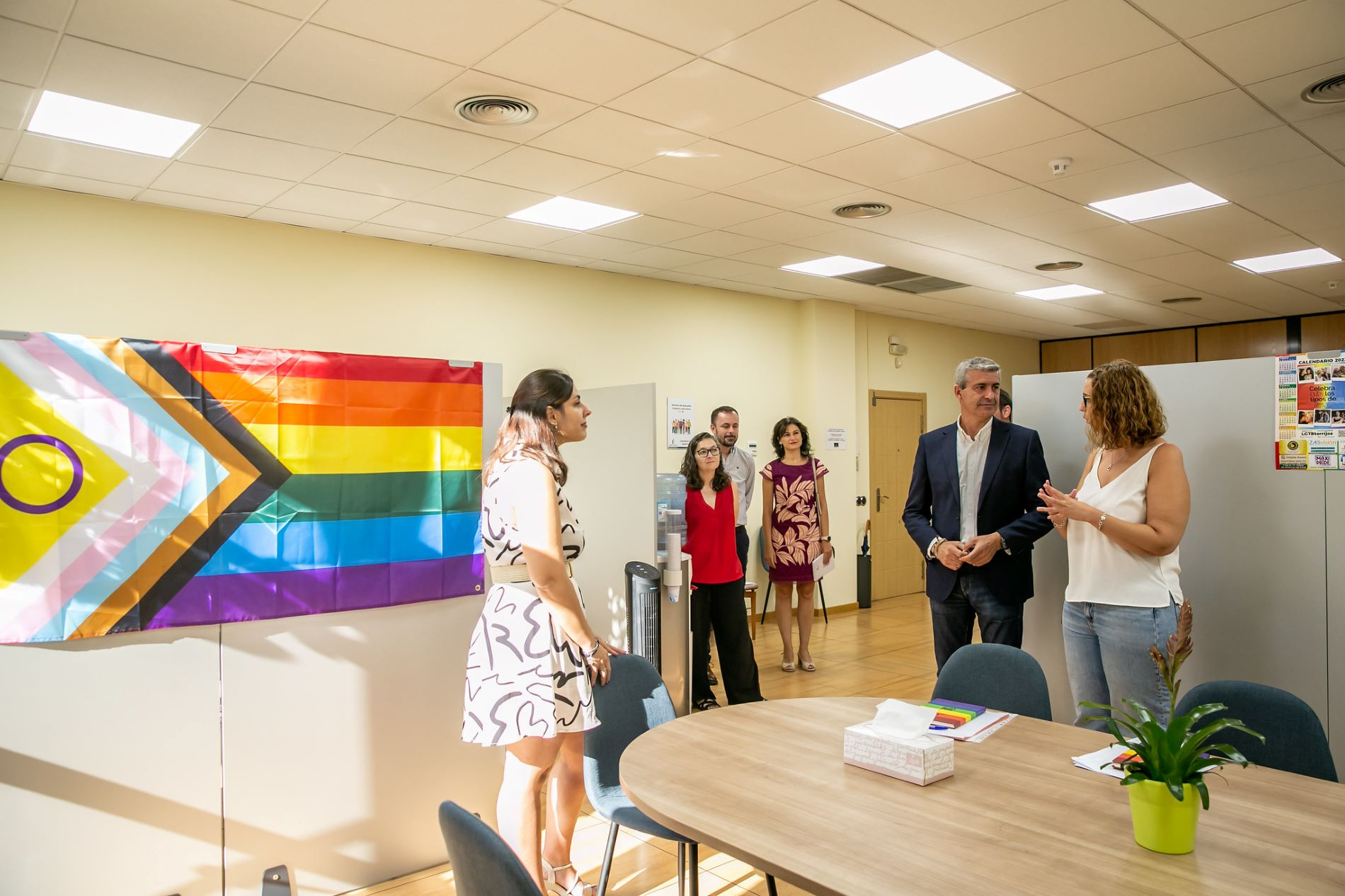 La consejera de Igualdad, durante su visita la oficina del SAI LGTBI en Toledo//Imagen: JCCM