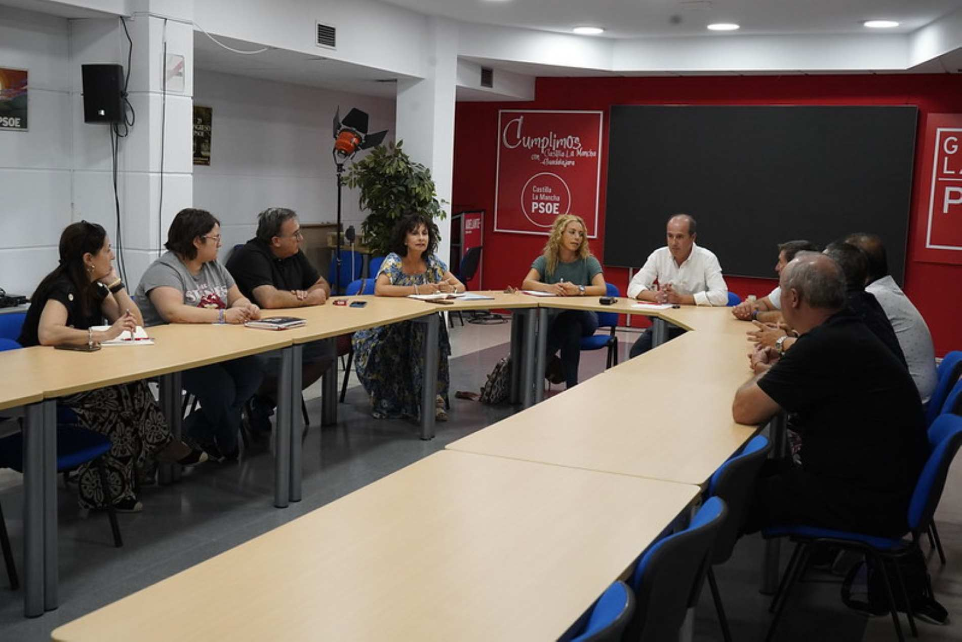 Los trabajadores de la grúa se han reunido esta semana con el ex alcalde, Alberto Rojo//Imagen: PSOE Guadalajara.